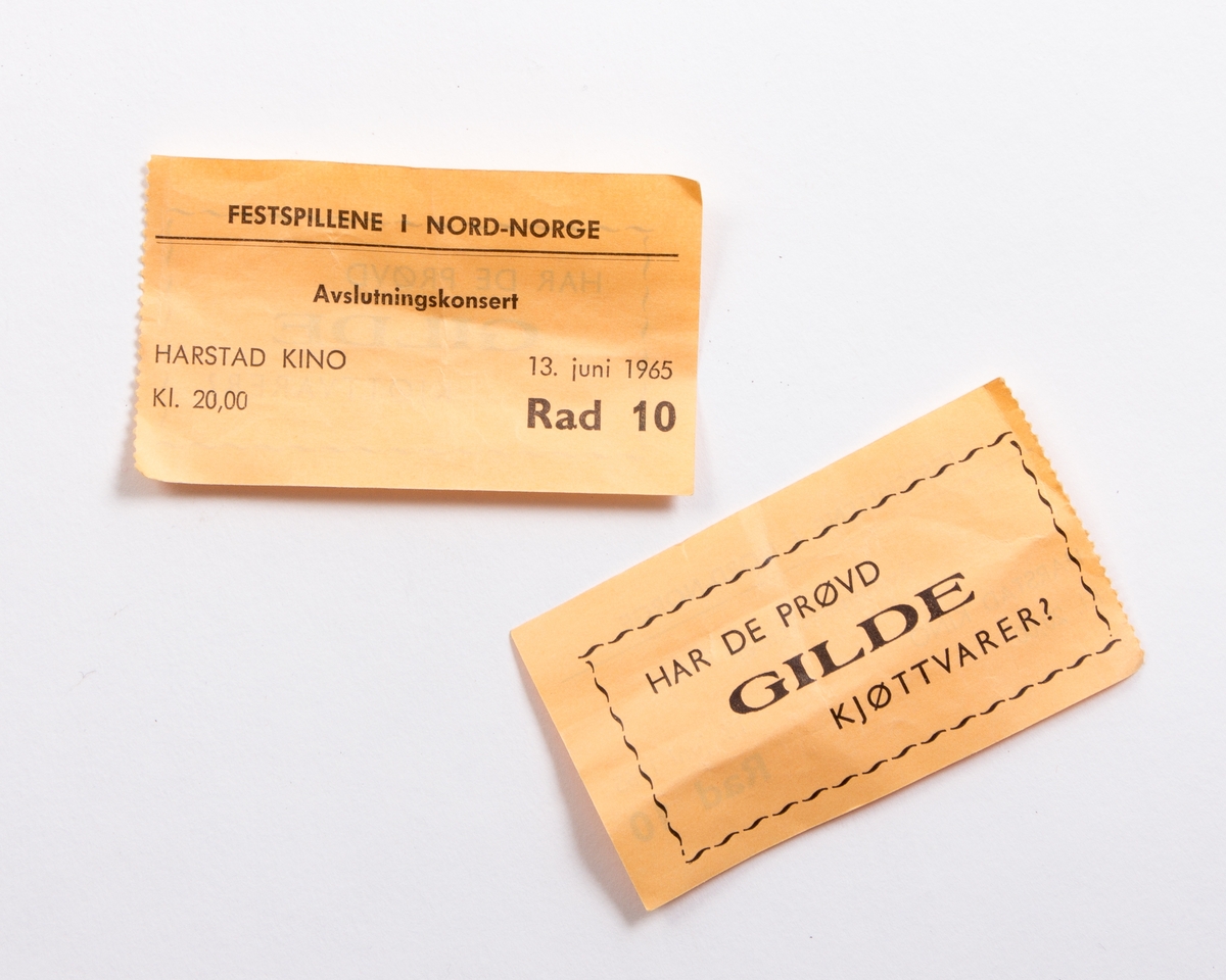 Håndveske med to innelommer. To billetter fra festspillene i Harstad 1965 ligger inni vesken.