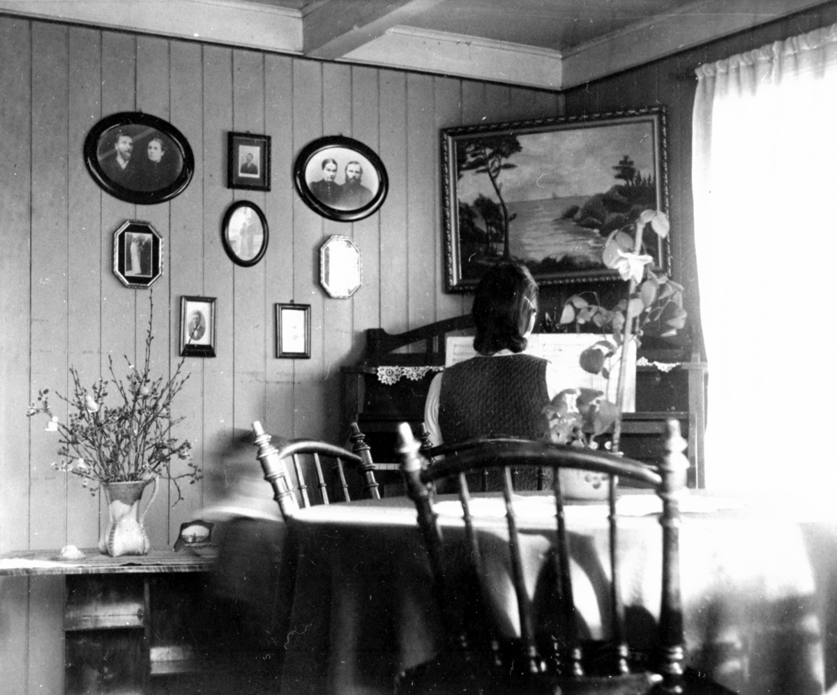 Interiør. I stua hos Sigurd Langaas på Seiltan, Hals i Senja. 1943.