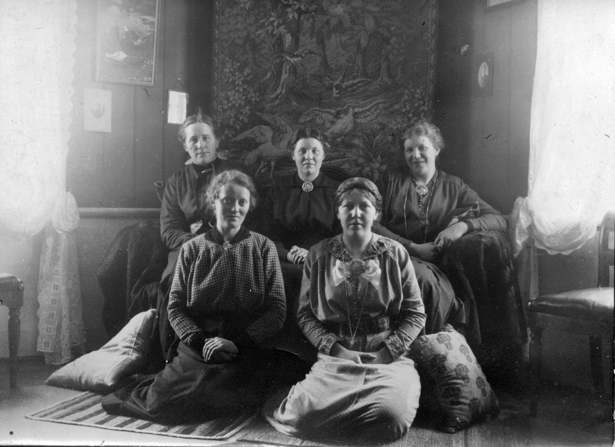 Ingeborg Lømo,fotograf, bakerst til høyre, sammen med søstrene og assistenter. Nina Lømo i midten bak.
