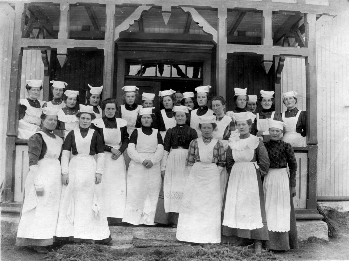 Den nystartede husmorskolen på Torgerstuen gård, 1906 eller 1907 (forløperen til Graff Husmorskolen).