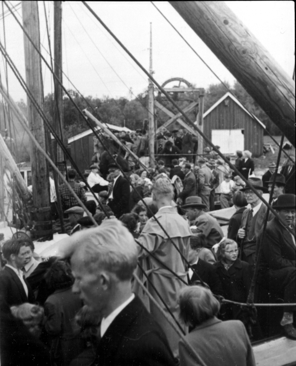 Folk går i land på Tranøya ca 1950 Tranøy. Senja
