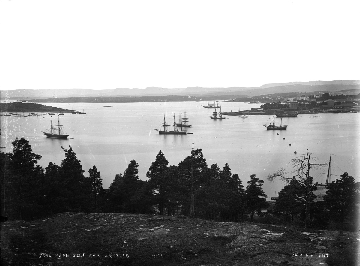 Indre Oslofjord/ Ytre havn sett fra Ekebergåsen, med mange skipi på vannet.