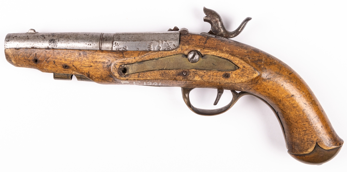 Pistol, med knallhattslås, pipan ornerad, 1800-talet.
Mynningsladdare.