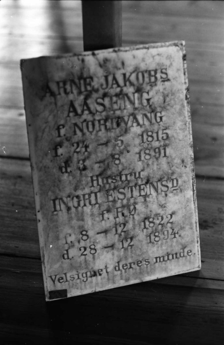 "Arne Jakobs Aaseng f. Nordvang f. 24-5 1815 d. 3-8 1891
Hustru Ingri Estensd f. Rø f. 8-12 1822 d. 28-12 1894.
Velsignet deres minde."

Rektangulær, smalner mot toppen.
