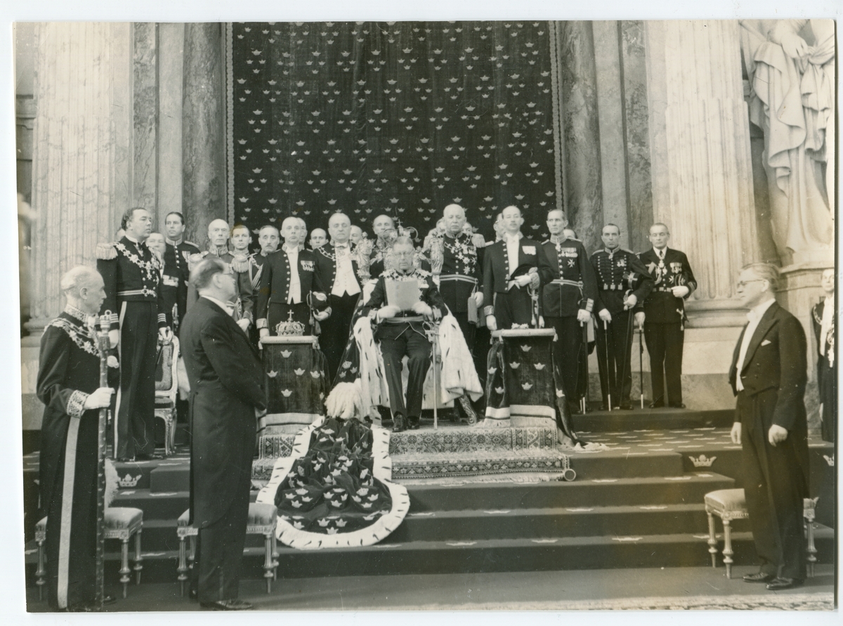 Vid riksdagens öppnande januari 1952.(se vidare bild 2 ovan)