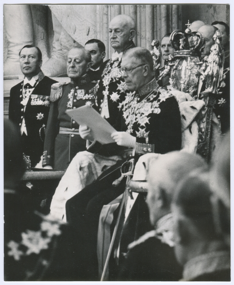 Riksdagens högtidliga öppnande 11 januari 1956.
Kungen läser sitt trontal från tronen i rikssalen.
