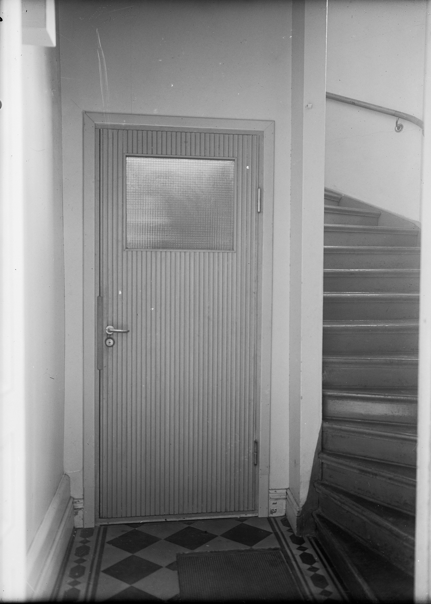 Dörr i trappuppgång, Uppsala