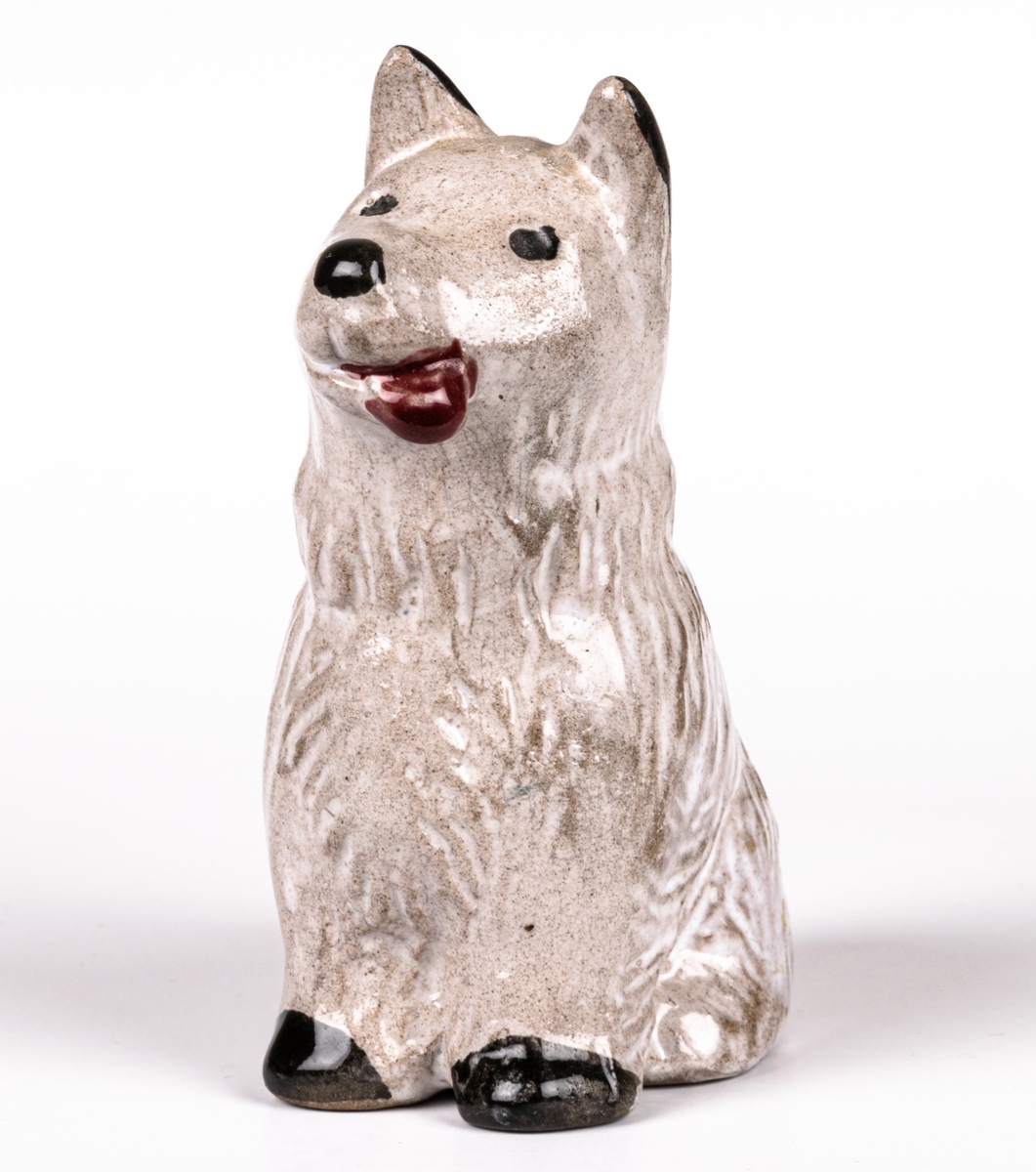Figurin Lapphund, formgiven av Dorothy Clough 1955 för Gefle Porslinsfabrik. Hör samman med figurinerna Lappflicka och Lappojke.