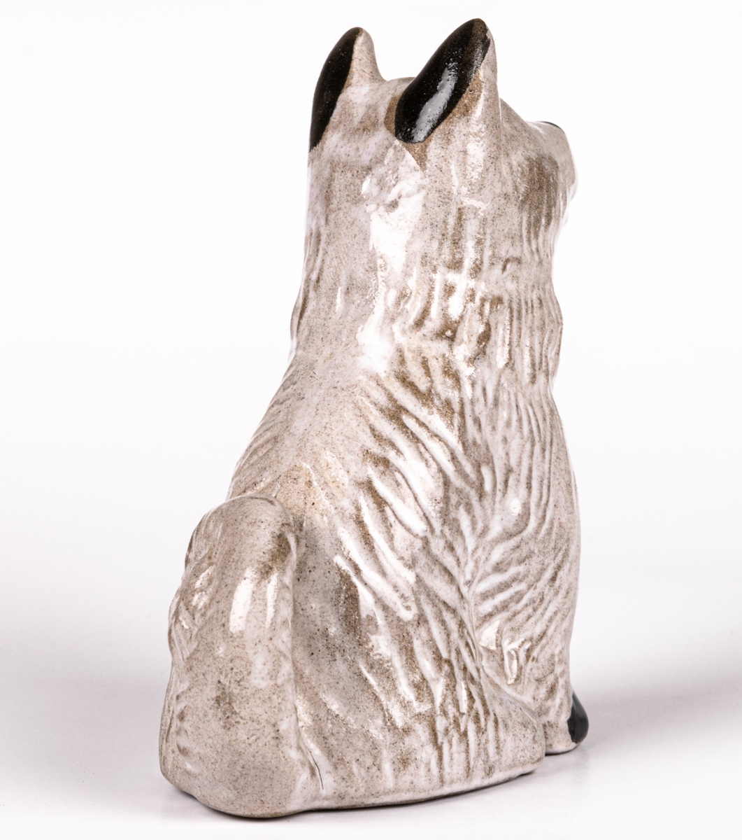 Figurin Lapphund, formgiven av Dorothy Clough 1955 för Gefle Porslinsfabrik. Hör samman med figurinerna Lappflicka och Lappojke.