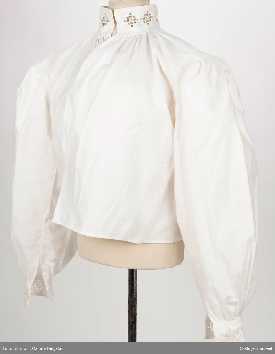 Hvit skjorte med hardangersøm på linningen til ermer og krage.
