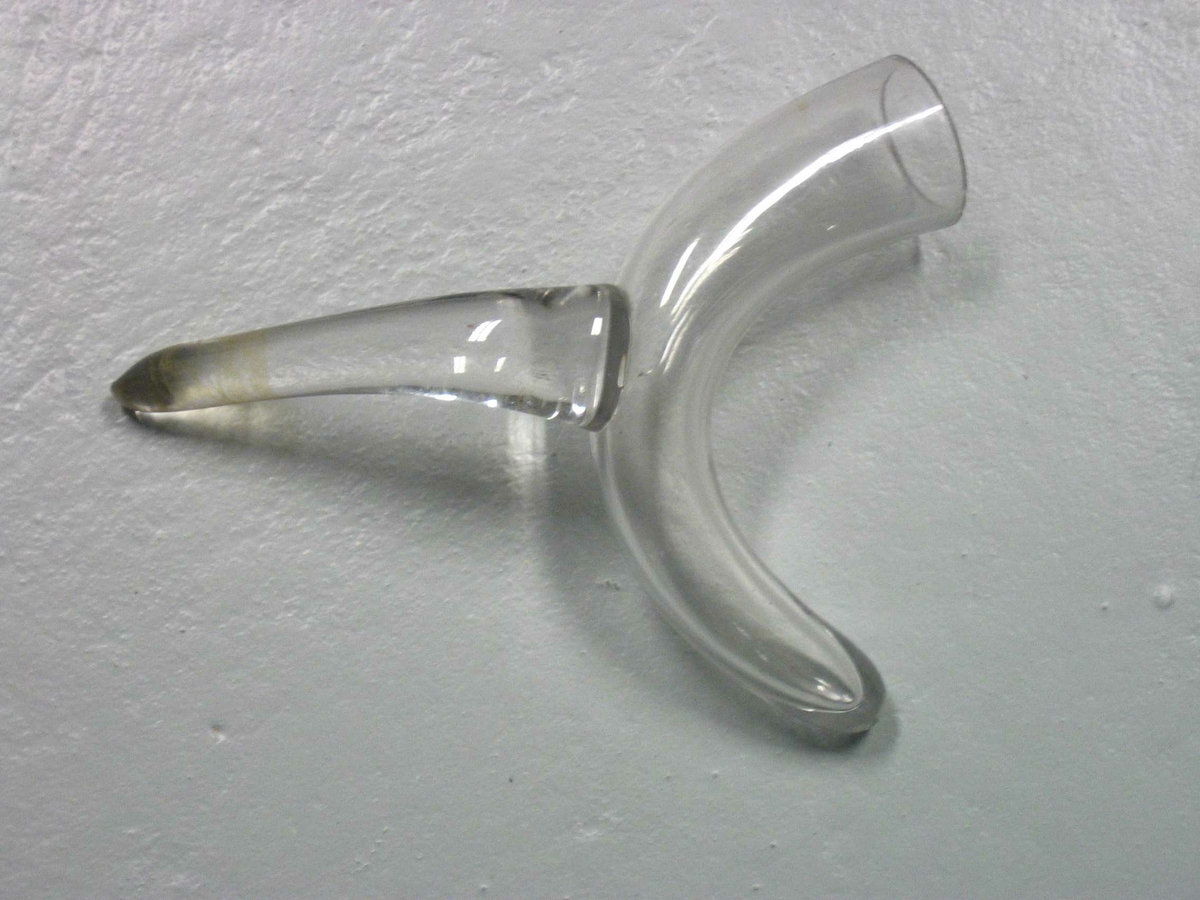 Glassgjenstand forma som et horn med handtak på midten