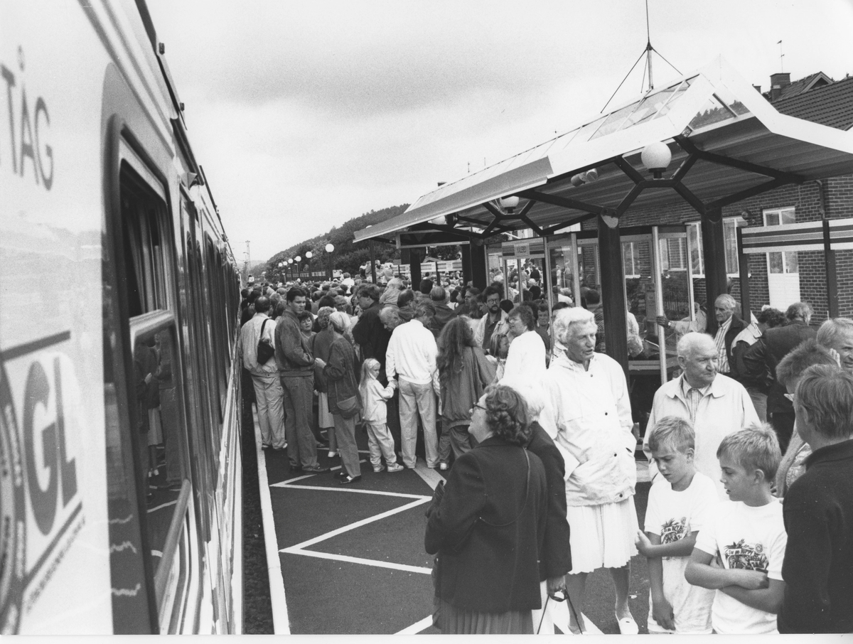 Pendeltågets invigning vid Kållered station 1992-08-16. Tåg 2195E mot Kungsbacka står på spåret. På perrongen står personer som ska kliva på tåget.