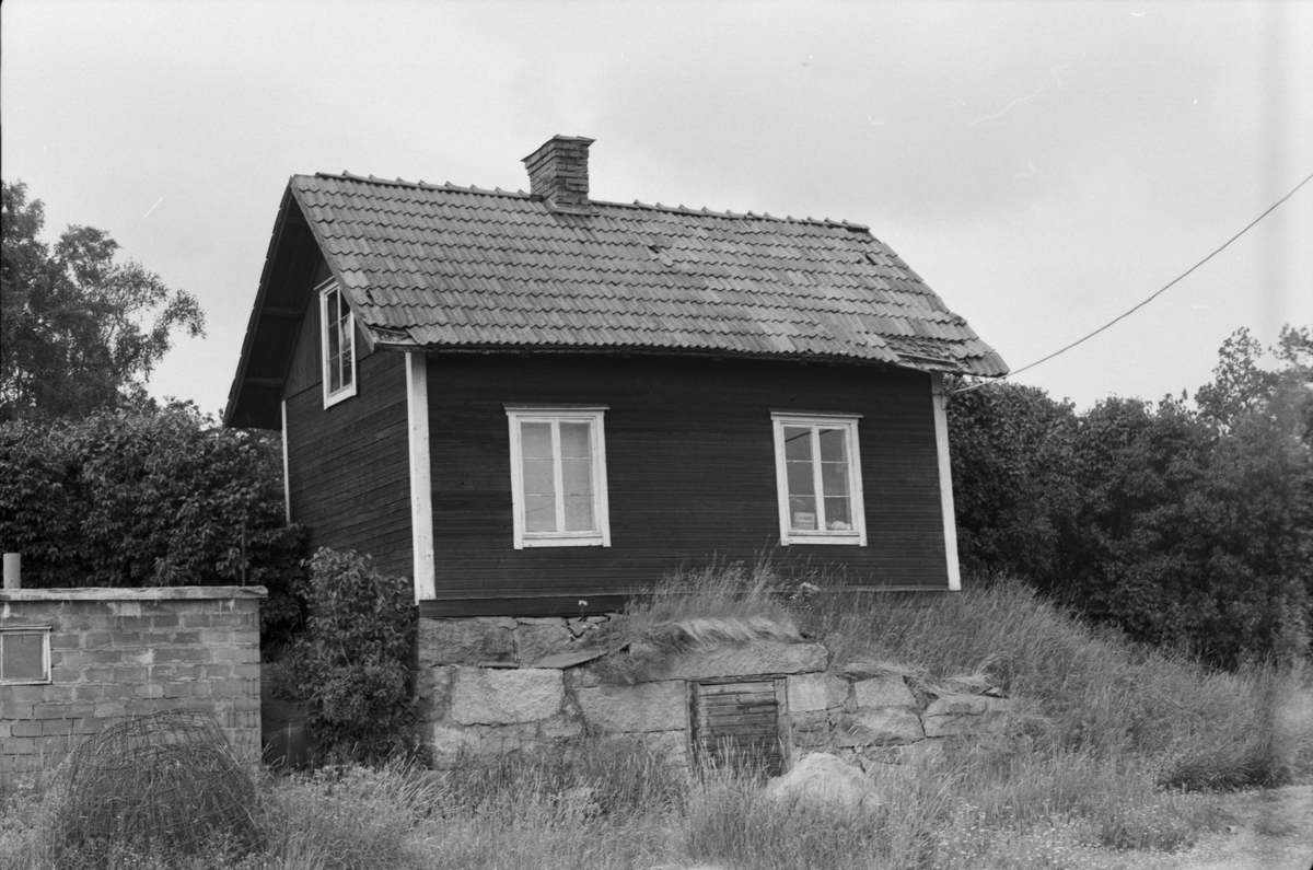 Drängstuga och tvättstuga, Nåstuna 8:2 och 8:3, Vänge socken, Uppland 1975