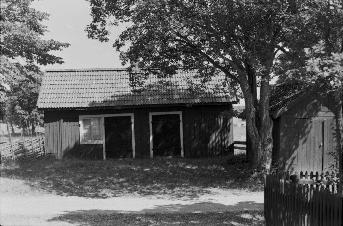 Tvättstuga och garage, Ekeby 6:1, Ekeby by, Vänge socken, Uppland 1975