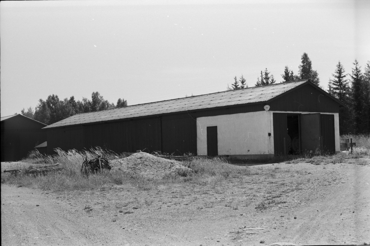 Garage och vagnslider, Ekeby 6:1, Ekeby gård, Vänge socken, Uppland 1975