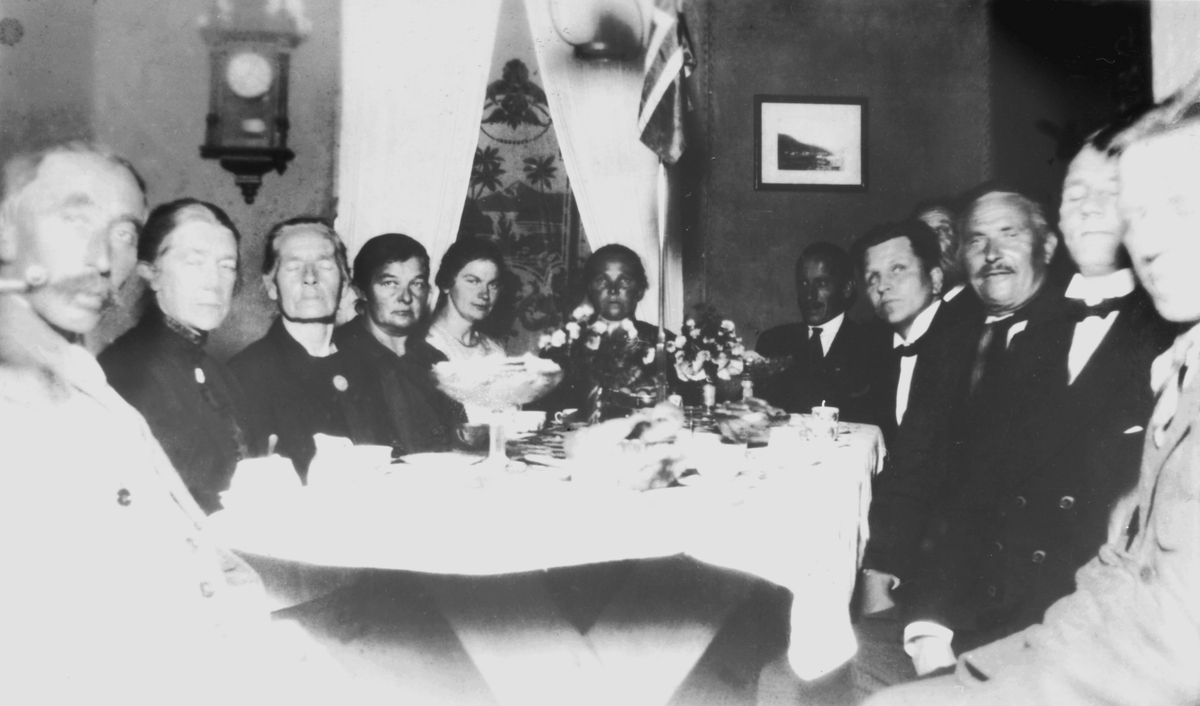 Sølvbryllup til Marie og Sigurd Heitmann og gjester rundt kaffebordet i stua i 1927.