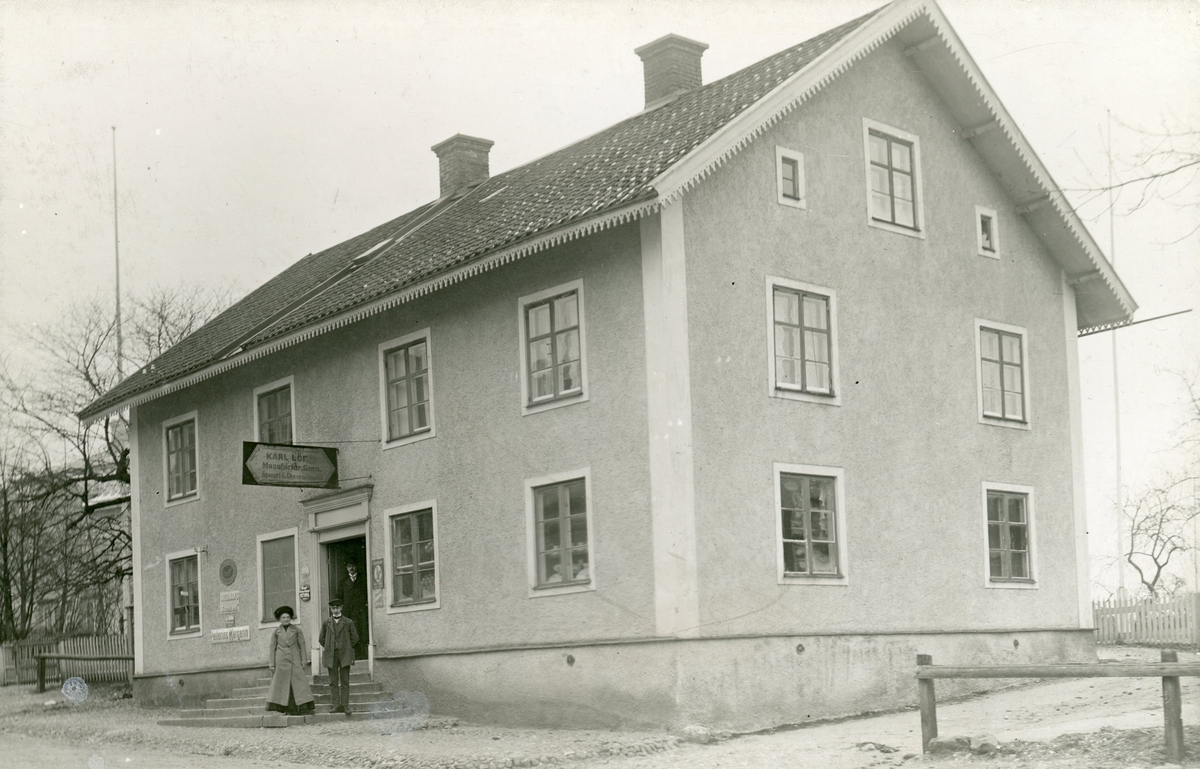 I Ödeshög står namnet Löf för en affärsepok. Grundare var Karl Löf, som ses i dörröppningen till affären i Fridhem intill hustrun Beda Elisabeth och sonen Folke. Den sistnämnde övertog affärsrörelsen efter sin fars frånfälle 1927 och drev den framgångsrikt vidare till 1960.