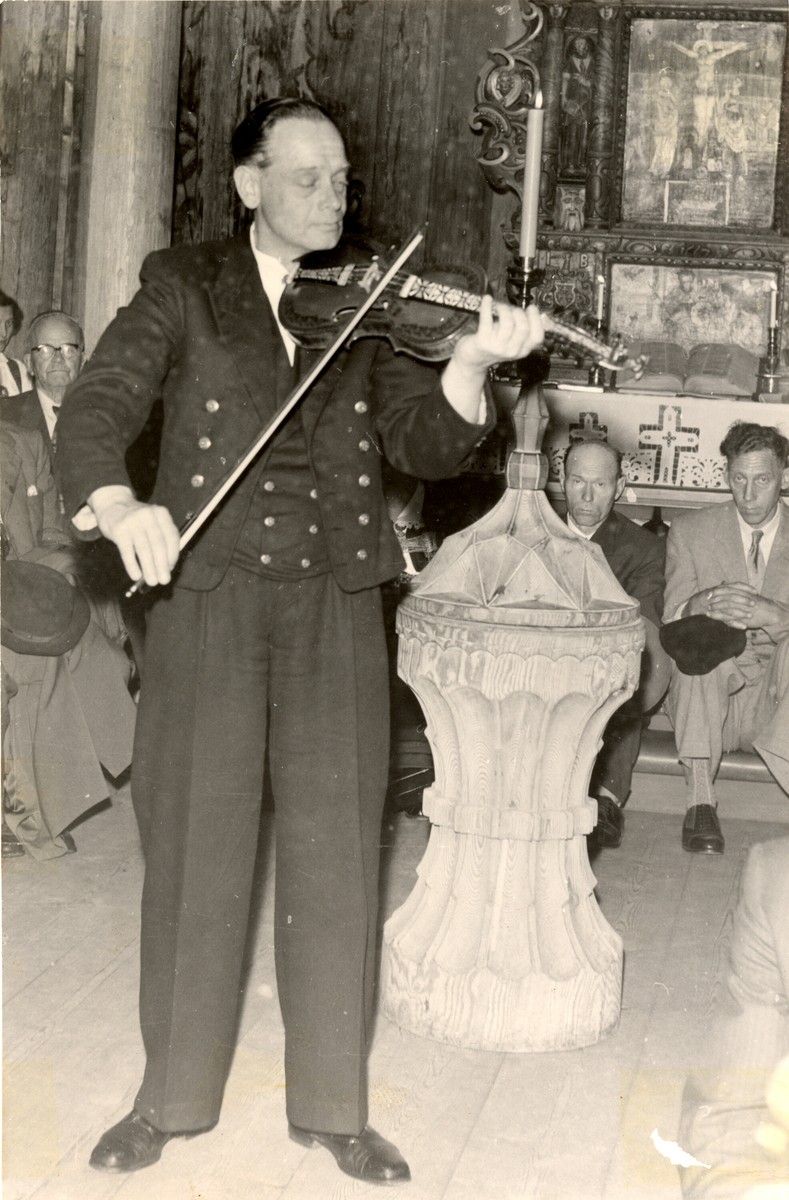 Spelemannen Gjermund Haugen, fotografert i 1958