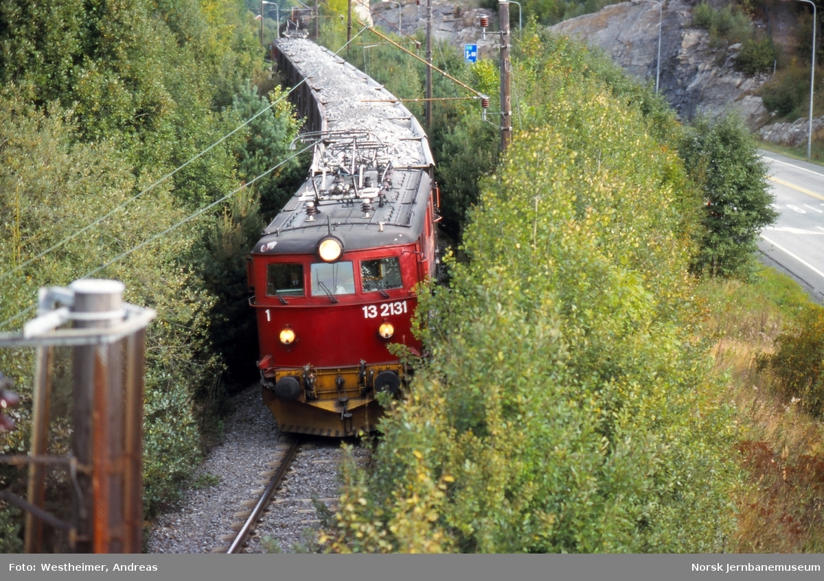 Elektrisk lokomotiv El 13 2131 med fullastet kalktog mellom Nystrand og Skjelsvik