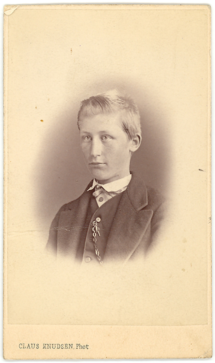 Portrettfoto av Graa, skrive 9.10.1873, Helsing til H. H. Opdal