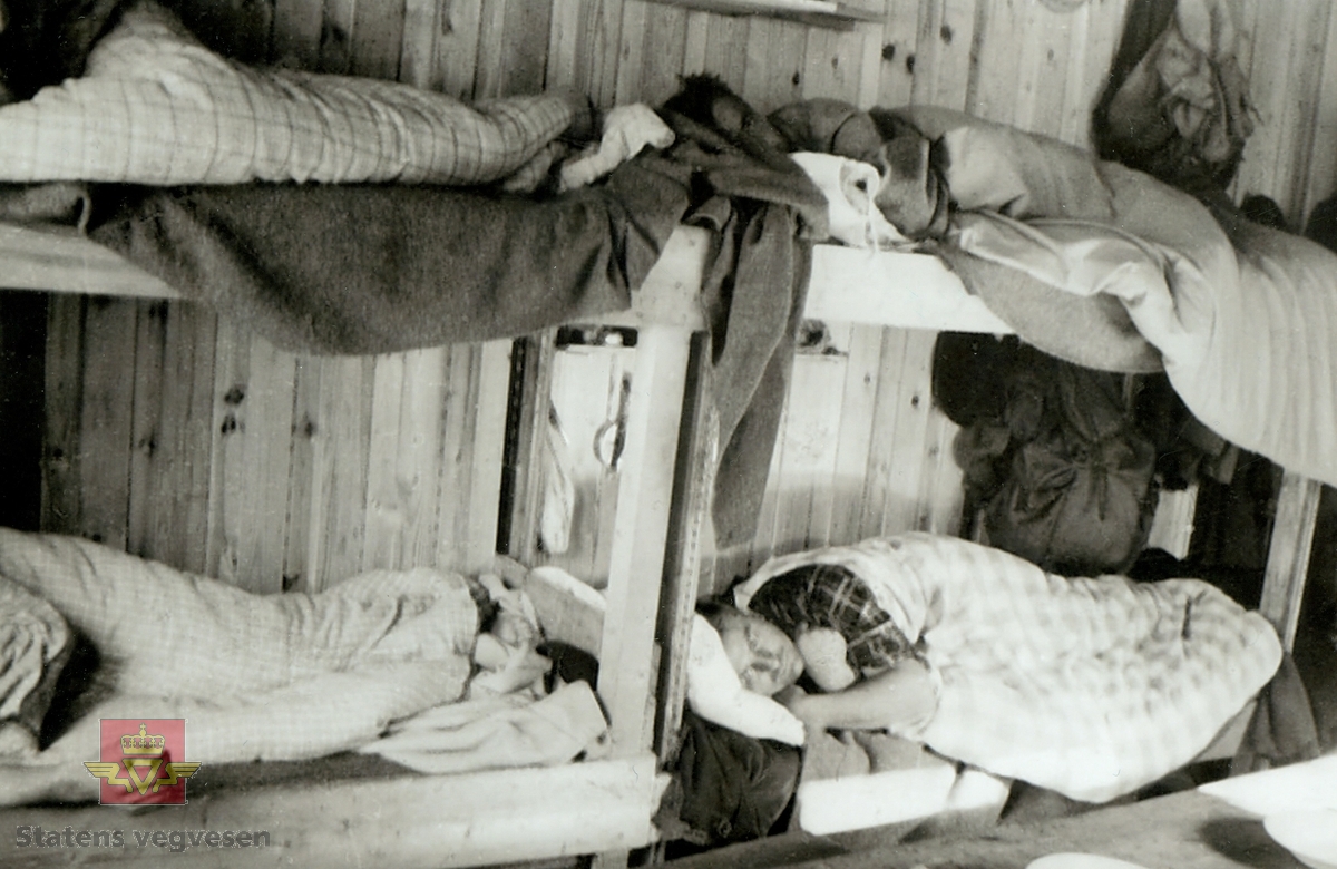 Utskrevne Måndalinger fra Romsdalen på Bjørnefjellvegen i 1942.

Spise- og sovebrakke for 8 mann.

