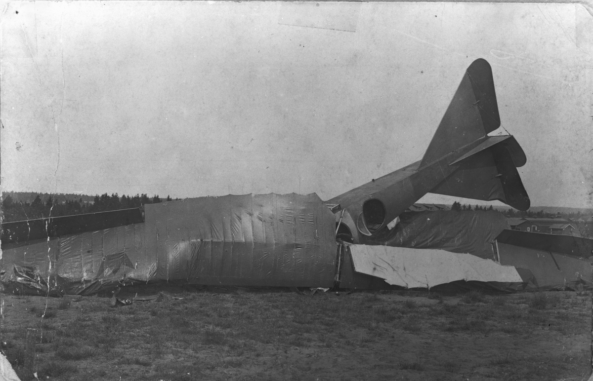 Havererat flygplan Albatros nr 16 i Skillingaryd efter störtning den 15 juni 1917. Vy framifrån.