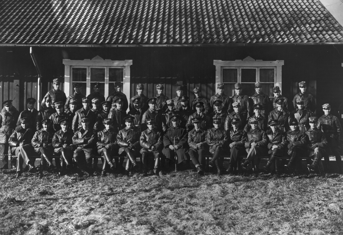 Grupporträtt av 1930-1931 års flygskola på F 5, Ljungbyhed. Flygskolchef Arvid Flory i mitten av främre raden. Till höger om honom sitter Nils Söderberg.