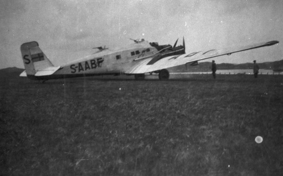 Civilregistrerat flygplan Junkers K 30c märkt S-AABF, tillhörande Svensk flygindustri står på ett flygfält.