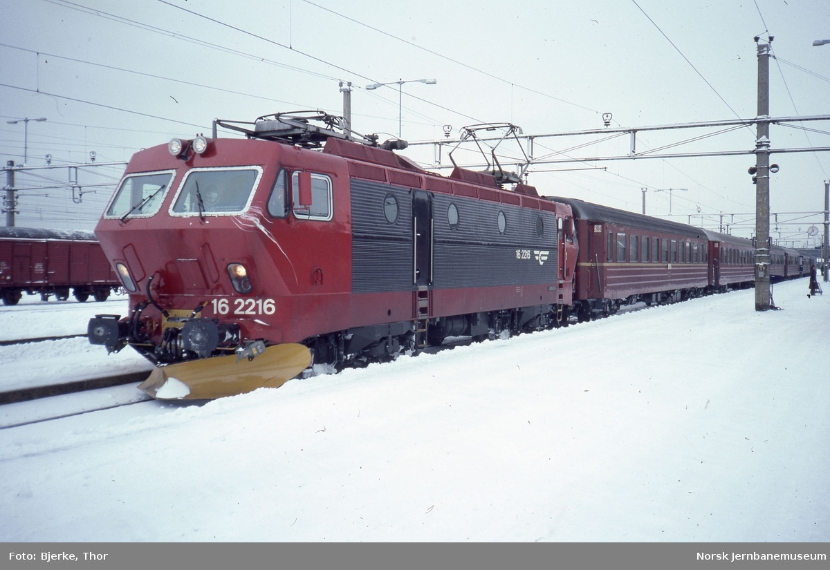 Hamar stasjon med tog 308 Otta-Oslo, trukket av elektrisk lokomotiv El 16 2216