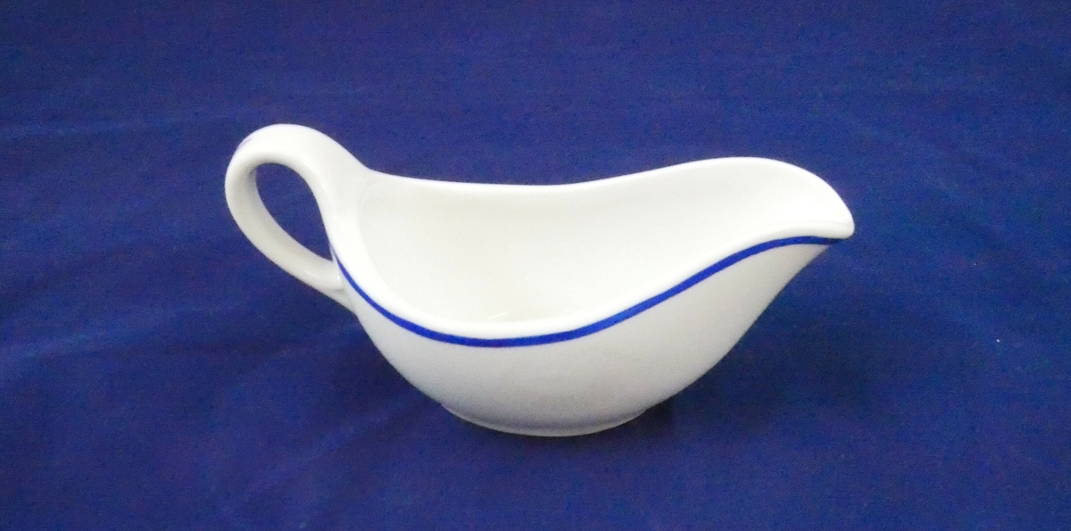 Sausenebb i hvitt porselen med en blå stripe som går rundt øverst på nebbet og på håndtaket. 
