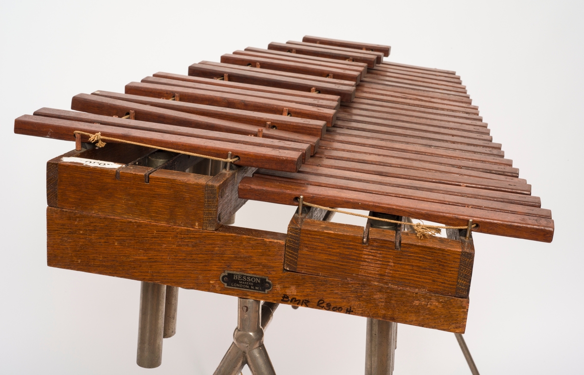 Marimba med tilhørende køller, stativ og kasse. 

Instrumentet har kromatisk skala, arrangert som på et piano. Det er i alt 37 trestaver fordelt på to høydenivåer.

Materiale: ek, blikk, jern, hamphyssing, bambus, Etui papp, lær, blikk, stål. Det er resonansrør, to trestativer for tangentene, to tre-endestykker, stativ, to køller med bambusskaft og garnkledde gummikuler, en kølle med ullgarnkule, og kasse.