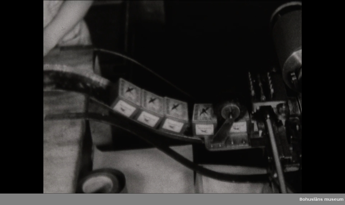 Filmen beskriver tillverkningen av tändstickor och tändsticksaskar vid Uddevalla Tändsticksfabrik, 1938.