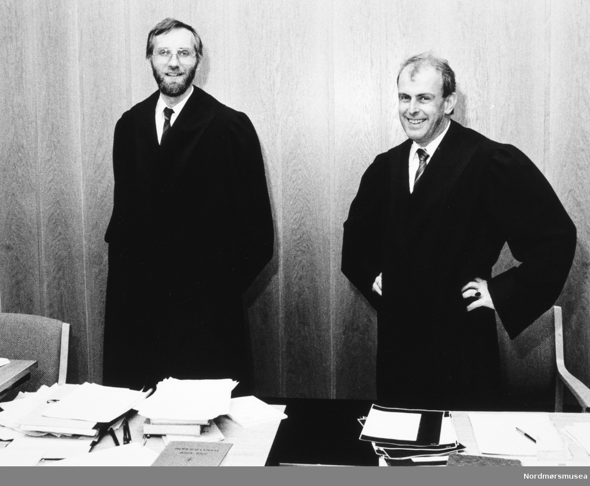Advokat Dag Brathole til høyre. Bildet er fra avisa Tidens Krav sitt arkiv i tidsrommet 1970-1994. Nå i Nordmøre museums fotosamling.