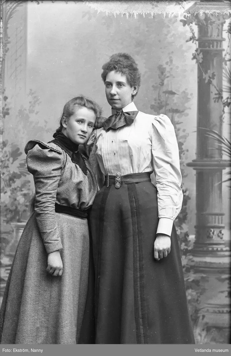 Två oidentifierade kvinnor. Troligtvis var kvinnorna bekanta till fotografen Nanny Ekström.