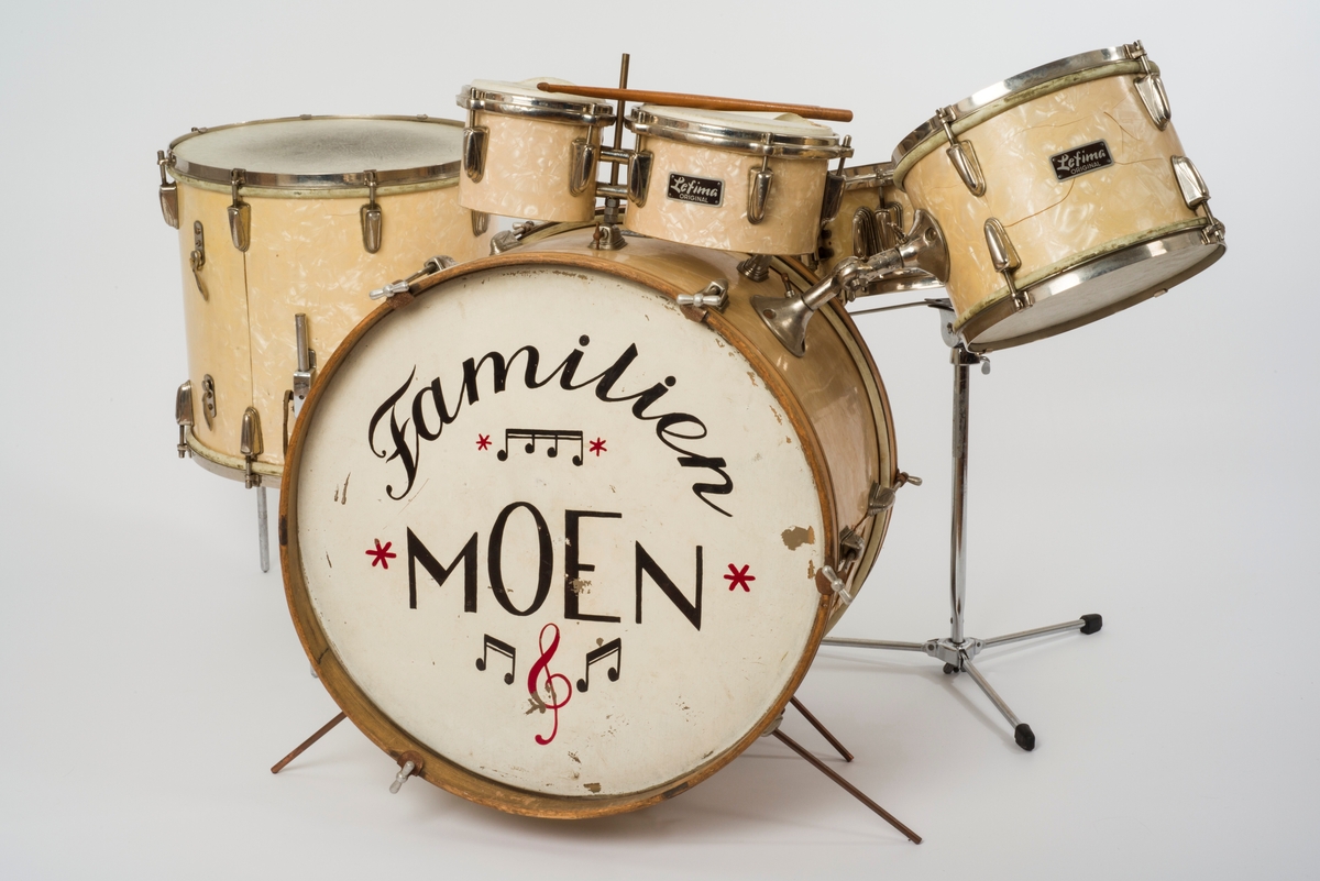 Trommesett bestående av seks trommer: basstromme (22"x16"), skarptromme (14,5"), hengetom (11"), gulvtom (15,5"), to konserttommer (8" og 5,5"). I tillegg basstrommepedal.

Basstrommeskinnet har påmalt en form for bandlogo for "Familien Moen".