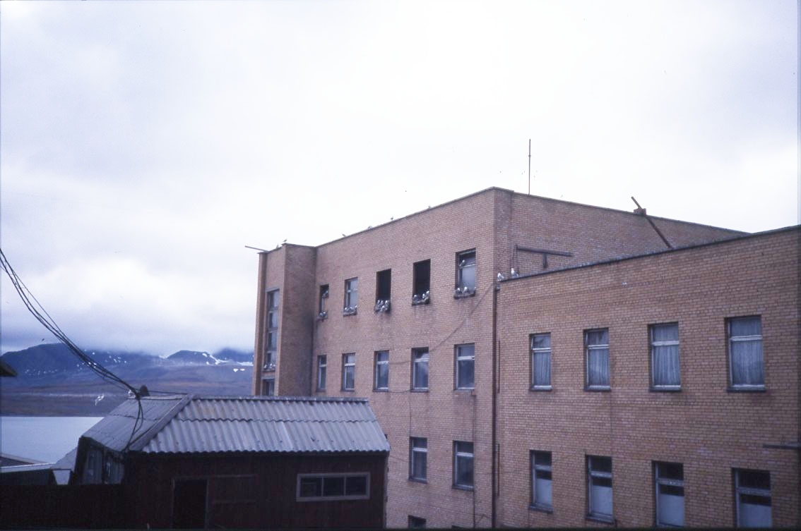 Bebyggelse i det ryska gruvsamhället Barentsburg på Svalbard. Måsarna bygger i fönstersmygarna.