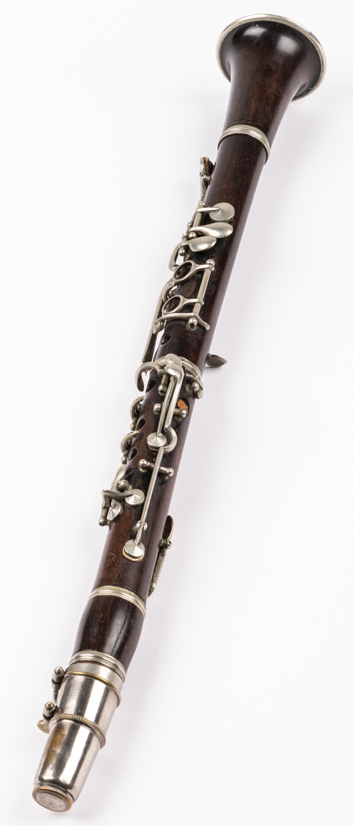 Ess-klarinett, svart trä och nickelbeslag.