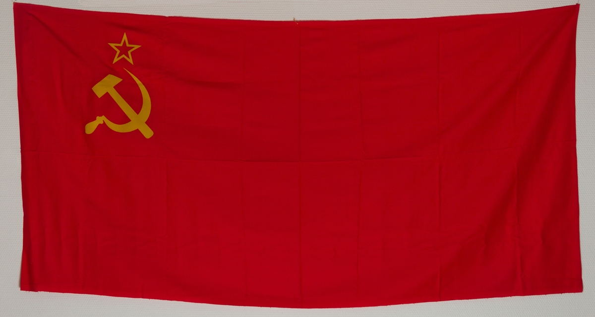 Det sovjetiske flagget med hammer, sigd og stjerne i det øvre hjørnet.