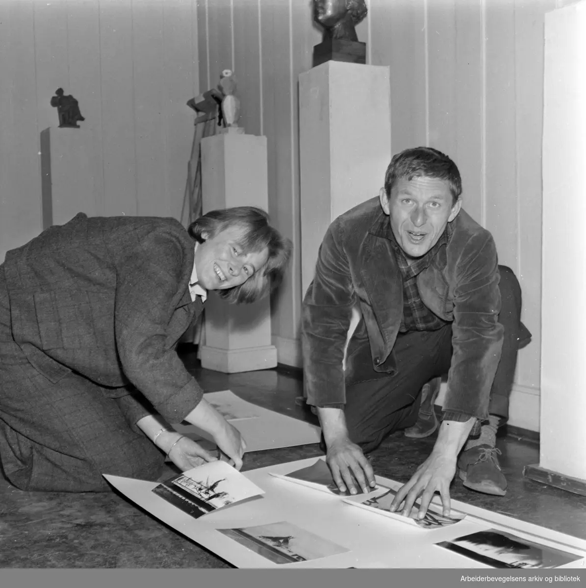 Utstilling på UKS i september 1960. Unge kunstneres samfund. Annasif Døhlen (Döhlen) og Per Ung under montering av utstilling med elever av Per Palle Storm.