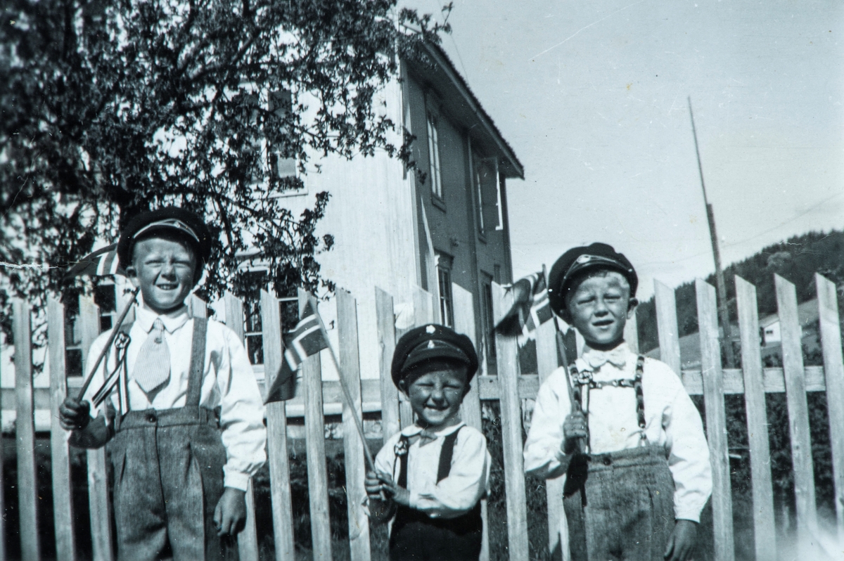 Gruppe 3 festkledde barn med norske flagg og uniformsluer, Ove, Gunnar ...