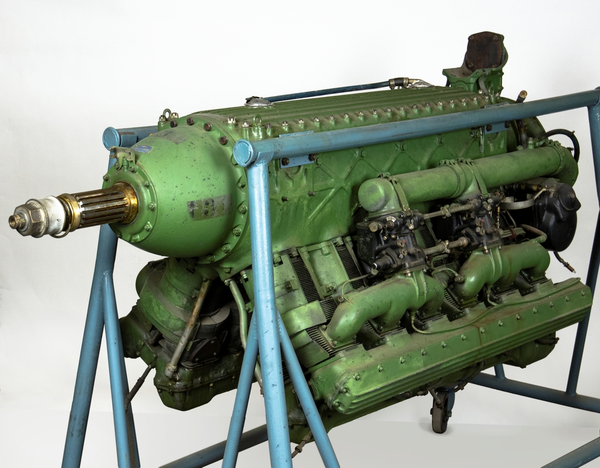 Flygmotor Isotta Fraschini Delta RC35I.
Motorn placerad i motorbock med hjul.