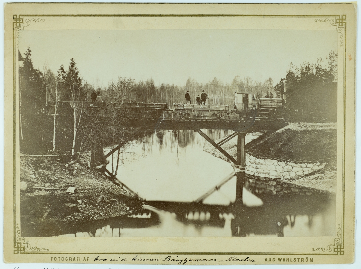 Bergslagsbanan. Bron vid banan Bånghammar - Kloten.
Järnvägen Bånghammar - Kloten anlades åren 1874-1876.
Fotot taget ca 1875.