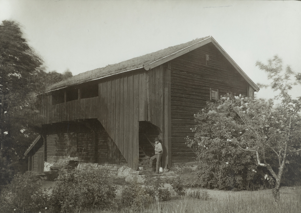 Siggebohyttans bergsmansgård, exteriör. 
Flygelbyggnad, loftbod. 
Fotot taget troligen kring 1920.