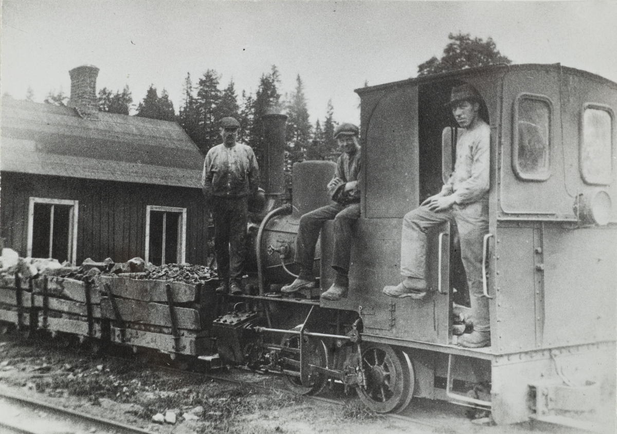 En bild från den tid då Selim Bivall arbetade som växlare på loket vid industrijärnvägen i Pershyttan. Bivall sitter på loket.