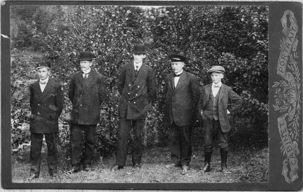 Ei gruppe menn frå Ølen, ca. 1925. Frå venstre: ukjend, Henrik Ryen, Olav Ryen, Ingemund Ryen og Erik Ryen.