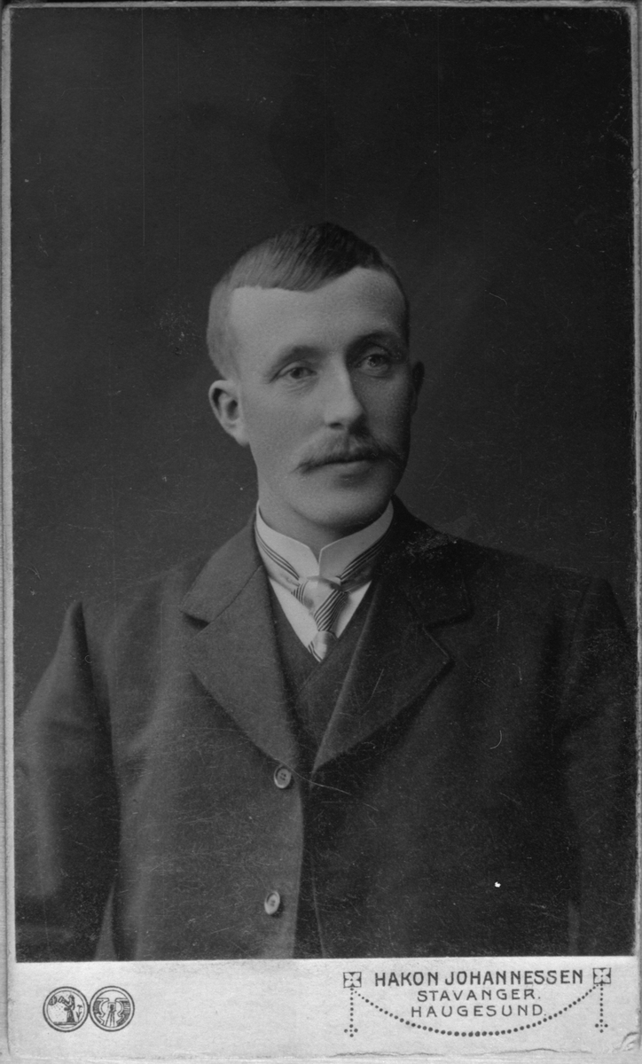 Portrett av Gunnar Dørheim frå Ølen, ca. 1915.