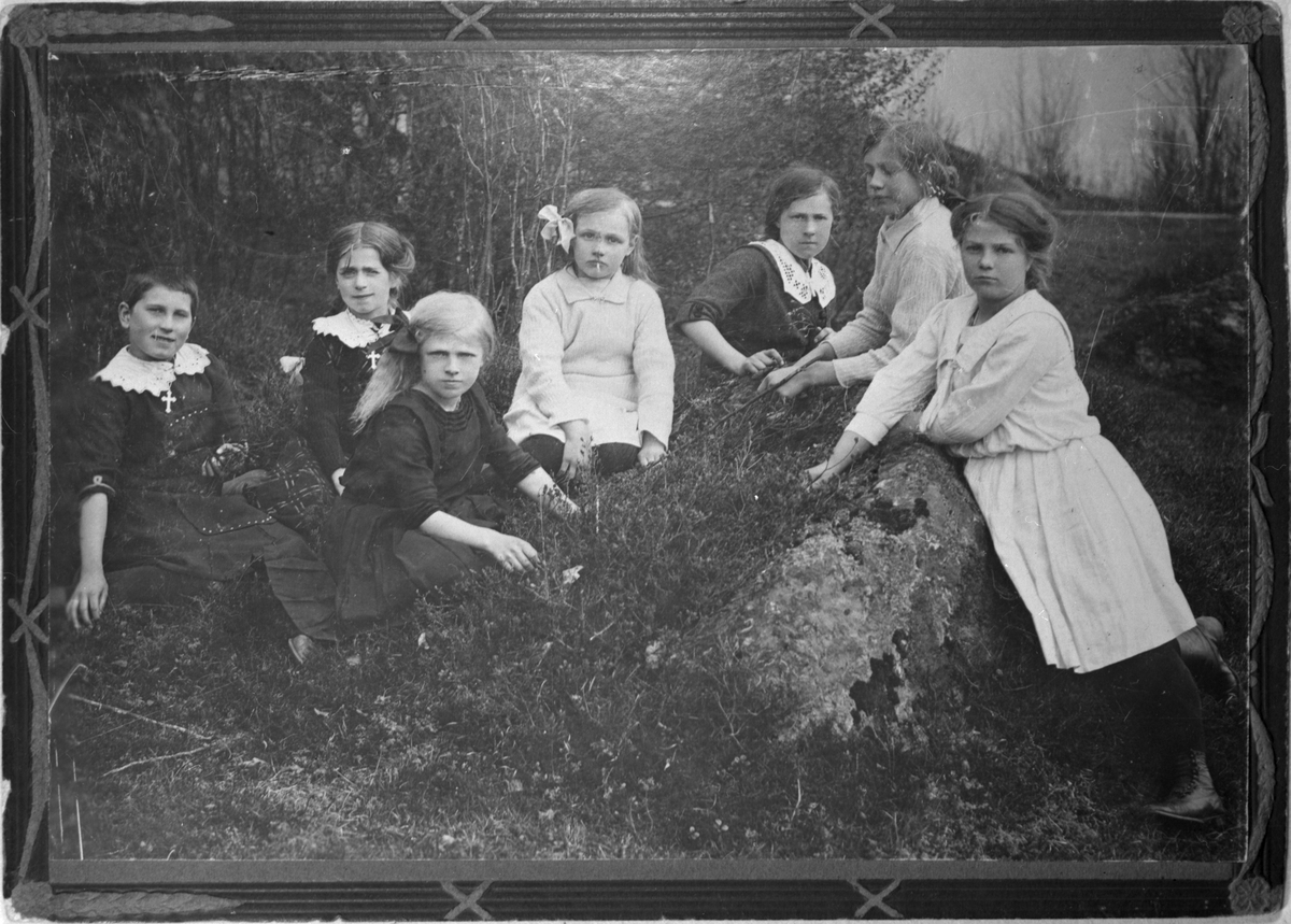 Jenteflokk frå Ølen, ca. 1910. Frå venstre: Madel Bjørgo, Anna Bjørgo, Julie Ryen, Agnes Ekrheim Christiansen, Inger Lunde Skjelvåg, Katrine Ekrheim og Sina Hauge.