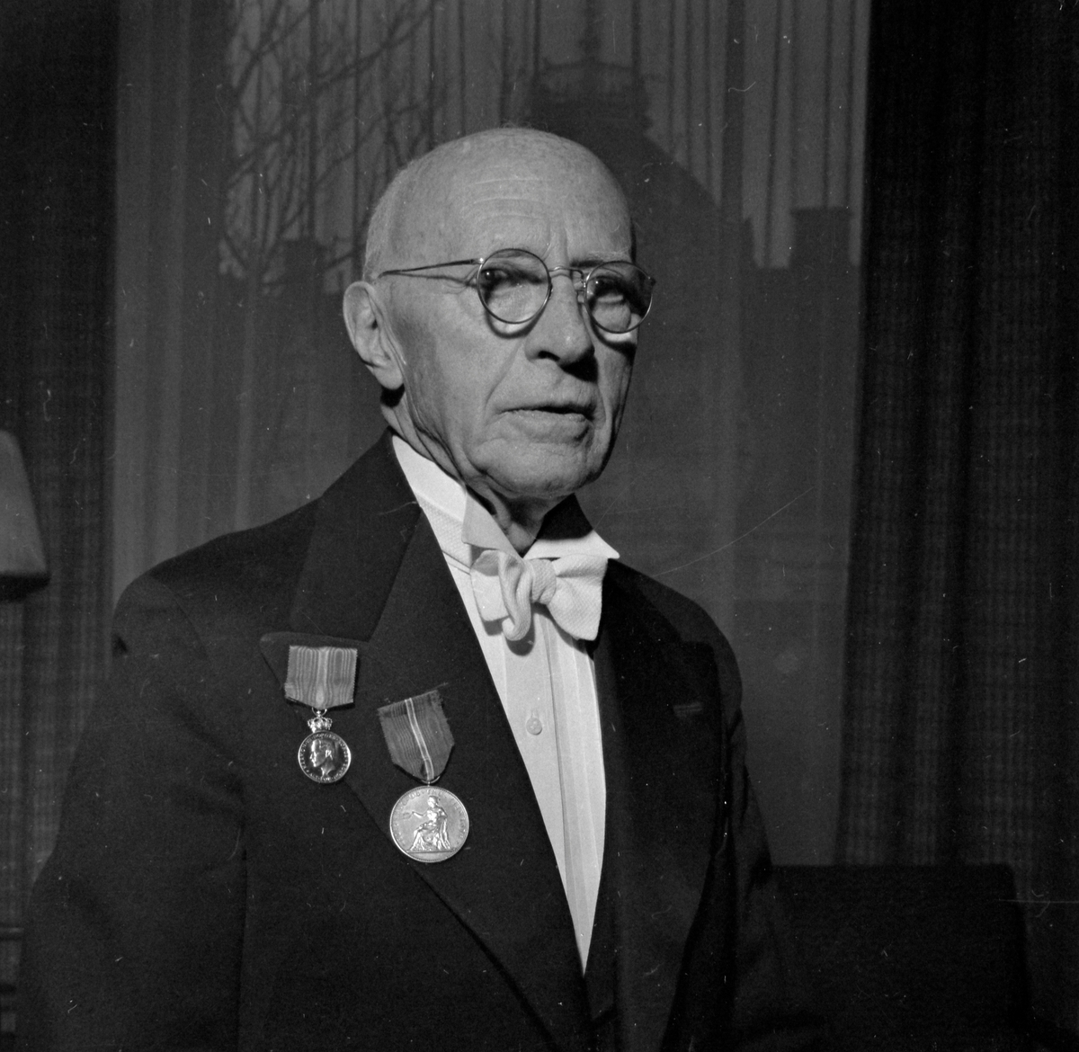 Carl Schare med medaljer etter 50 år hos firma Ole Dahl