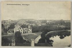 Postkort med bilde av jernbanestasjonen i Stavanger, sett fr