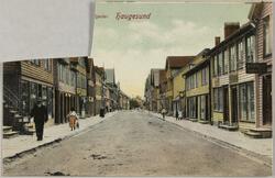 Postkort med et håndkolorert foto fra Strandgata i Haugesund